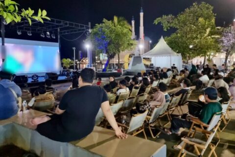 Healing Tipis-Tipis di F8 Makassar, Nonton Bareng Sambil Makan Pisang Epe di Zona 2