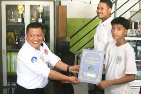 Tebus Ijazah Warga Ballaparang, Andi Seto Disambut Haru