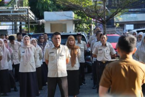 Sekretaris Bapenda Kota Makassar Pimpin Apel Pagi, Tekankan Disiplin dan Kerja Sama