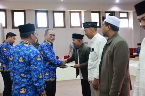 Wali Kota Makassar Serahkan SK kepada 50 Imam Kelurahan untuk Tingkatkan Kualitas Keimanan