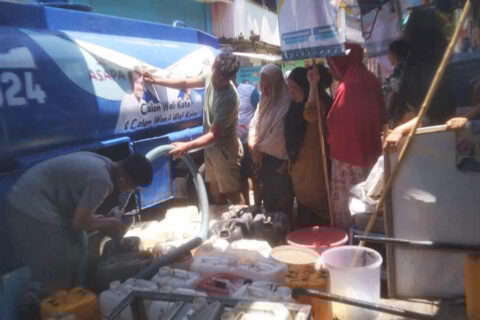 SEHATI Tangani Krisis Air Bersih di Makassar: Andi Seto-Rezki Lutfi Gelar Distribusi Air untuk Warga Terdampak