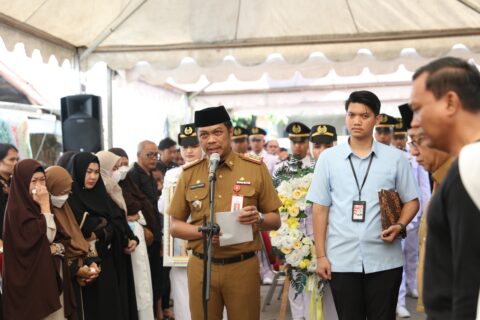Firman Pagarra Antar Almarhum Kabag Perekonomian ke Peristirahatan Terakhirnya