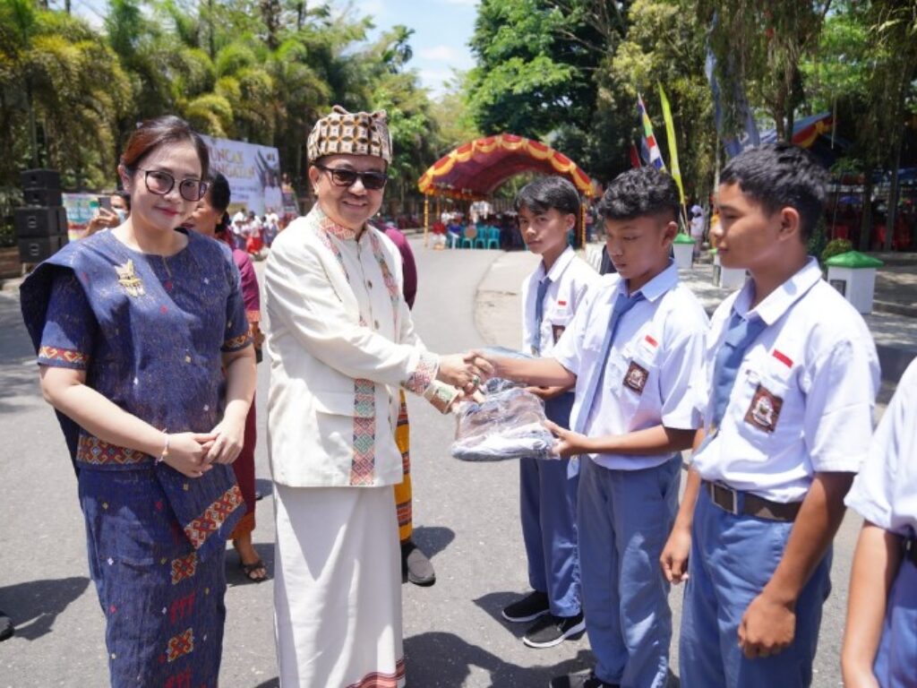 Sekda Sulsel Serahkan Bantuan Paket Olahan Ikan dan Seragam Sekolah di Tana Toraja