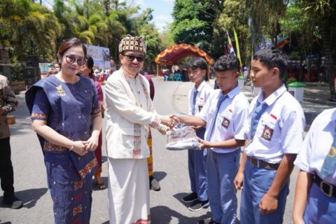 Sekda Sulsel Serahkan Bantuan Paket Olahan Ikan dan Seragam Sekolah di Tana Toraja