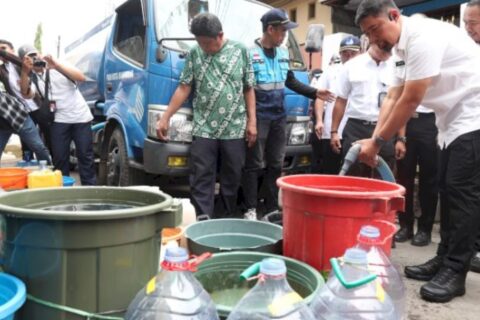 Pjs Wali Kota Makassar Tinjau Penyaluran Air Bersih di Tengah Kekeringan