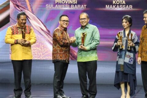 Wujudkan Makassar Low Carbon City, Danny Pomanto Terima Penghargaan Pemimpin Daerah Award 2024