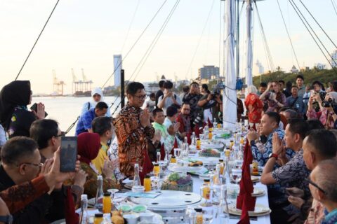 Kuliner Sambil Sailing Naik Phinisi, Peserta KIM Fest 2024 Nikmati Senja di Laut Losari