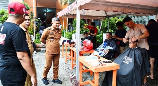 Kecamatan Mamajang Gelar Cukur Gratis Pegawai dan Warga