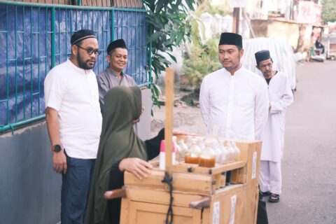 Usai Salat Subuh, Seto Jalan Kaki Satu Kilometer dan Nikmati Jamu-Batagor