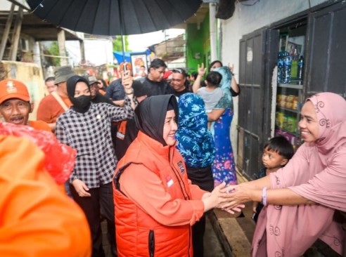 Tepis Isu Kesehatan, Indira Yusuf Ismail Tunjukkan Komitmen dan Tangguh Hadapi Cuaca Buruk di Kampanye Makassar