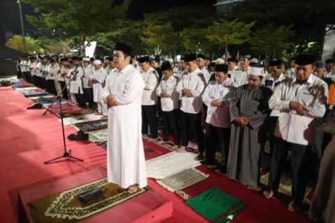 Jelang Pilkada, Pemkot Makassar Perkuat Kebersamaan Lewat Gerakan Salat Subuh Berjemaah di Pantai Losari