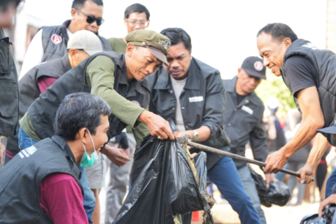 Sambut Adipura, Pj Sekda Makassar dan Bapenda Kerja Bakti Bersama