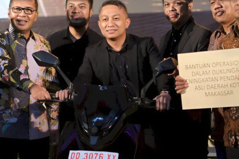 Bapenda Makassar Serahkan 15 Motor Listrik untuk Kecamatan dan Berikan Apresiasi Wajib Pajak Berprestasi