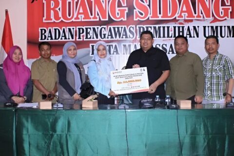 Bawaslu Makassar Serahkan Santunan kepada Ahli Waris Panwaslu yang Meninggal Saat Bertugas