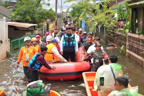 Menteri Sosial Saifullah Yusuf Salurkan Bantuan Rp5,4 Miliar untuk Korban Banjir di Makassar