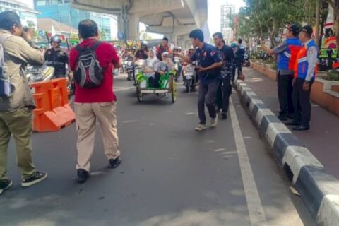 Adi Akbar Bawa Becak ke Pelantikan Anggota DPRD Makassar, Sempat Dikira Pengantar