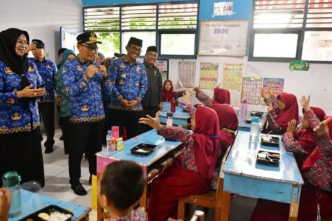 Pj Gubernur Sulsel Tinjau Simulasi Makan Siang Bergizi dan Serahkan Bantuan di Takalar