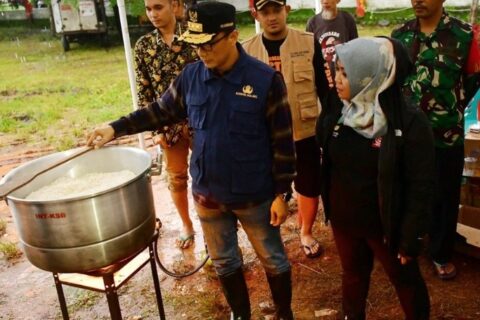 Pj Gubernur Sulsel Serahkan Bantuan dan Tinjau Langsung Kondisi Pengungsi Banjir di Katimbang