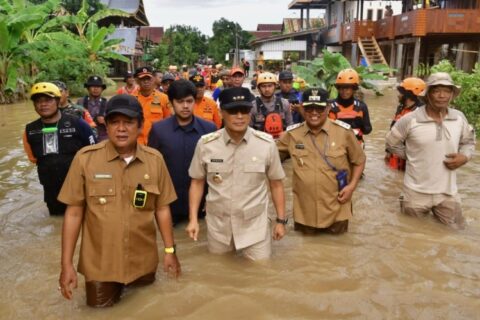 Tinjau Lokasi Banjir di Soppeng, Pj Gubernur Sulsel Salurkan Bantuan dan Pastikan Penanganan Cepat