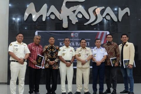 Wali Kota Makassar Terima Tanda Kehormatan Karya Bakti Putera Indonesia dari Purna Paskibraka Indonesia