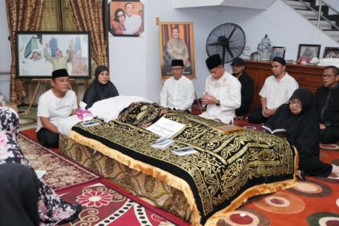 Penjabat Gubernur Sulsel Prof Fadjry Djufry Melayat dan Sampaikan Belasungkawa atas Wafatnya HM Alwi Hamu
