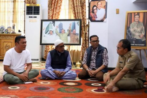 Wali Kota Makassar Danny Pomanto Melayat ke Rumah Duka Pendiri Fajar Group, H. Alwi Hamu