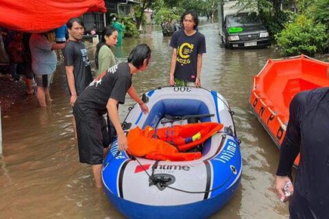 Kompala Unifa Bantu Evakuasi Korban Banjir di Antang Makassar