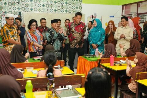 Penjabat Gubernur Sulsel Tinjau Program Makan Bergizi Gratis dan Pemeriksaan Kesehatan di Makassar