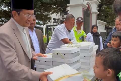 Menteri Agama Nasaruddin Umar Bagikan Takjil di Tengah Pemulihan Cedera