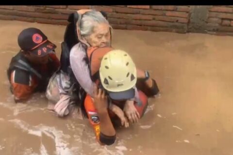 Gubernur Sulsel Instruksikan Respons Cepat Banjir di Empat Kabupaten: BPBD dan Dinsos Dikerahkan