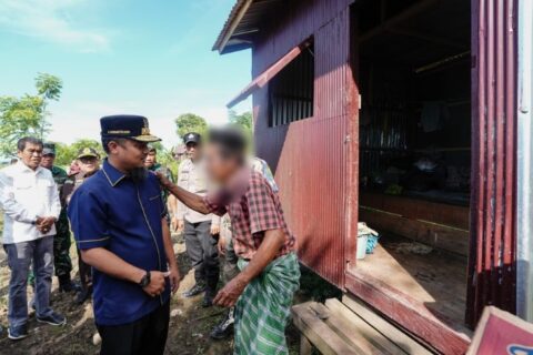 Gubernur Sulsel Serahkan Bantuan Bedah Rumah untuk Lansia di Barru