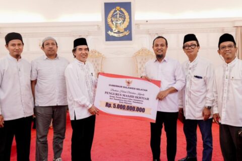 Gubernur Sulsel Serahkan Hibah Rp5 Miliar untuk Masjid Ikhtiar Perdos Unhas