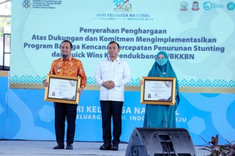 Sulsel Tegaskan Komitmen Bangun Keluarga dan Generasi Muda, Gubernur dan Ketua TP PKK Raih Penghargaan BKKBN