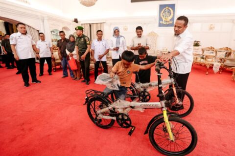 Bocah Pemungut Sisa Kue Viral di Gowa Dihadiahi Sepeda oleh Gubernur Sulsel, Cita-citanya Bikin Haru