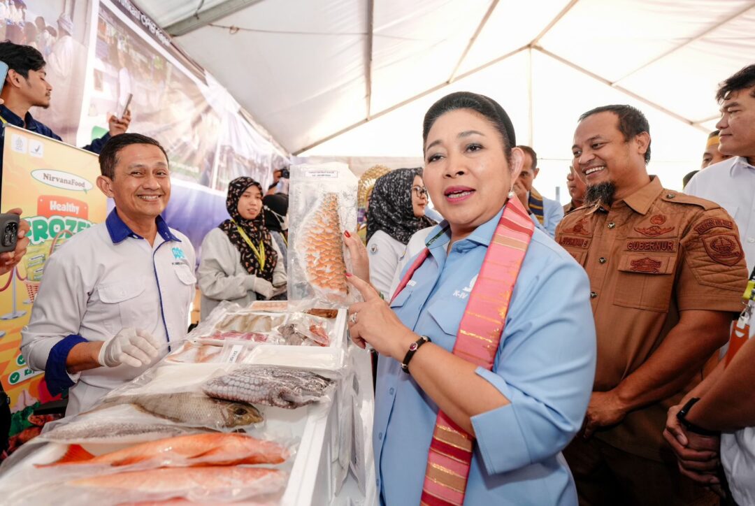 Gubernur Sulawesi Selatan Andi Sudirman Sulaiman mendampingi Komisi IV DPR RI melakukan kunjungan kerja di Badan Pengendalian dan Pengawasan Mutu Hasil Kelautan dan Perikanan (BPPMHKP) Makassar, Senin (11/8/2025).