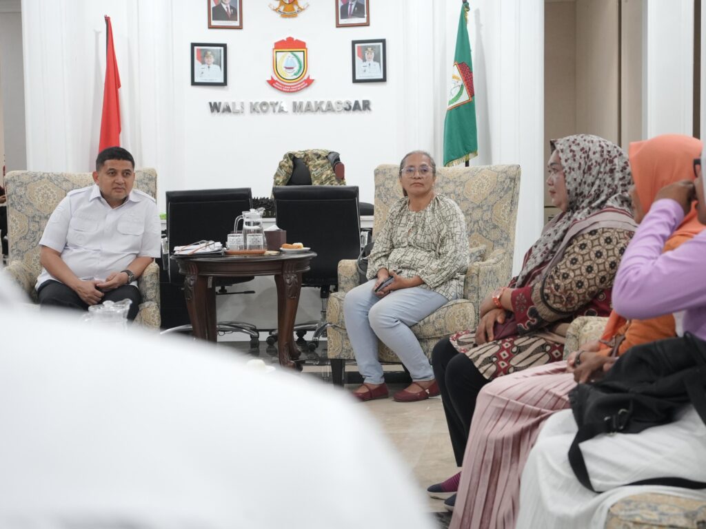Wali Kota Munafri menerima audiensi Wahana Lingkungan Hidup (WALHI) Sulsel bersama kelompok Perempuan Pejuang Air Bersih (Paras) Kecamatan Tallo di Balai Kota Makassar, Rabu (13/8/2025).
