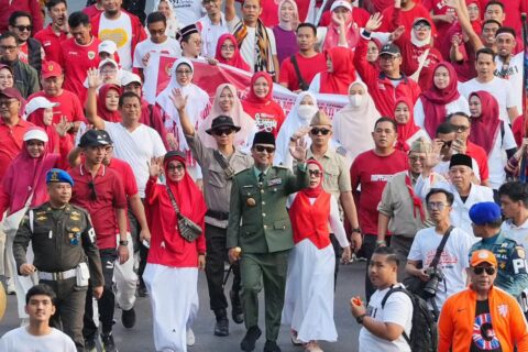 Gubernur Andi Sudirman Kenakan Kostum Bung Karno, Pimpin Jalan Sehat dan Kirab Kemerdekaan
