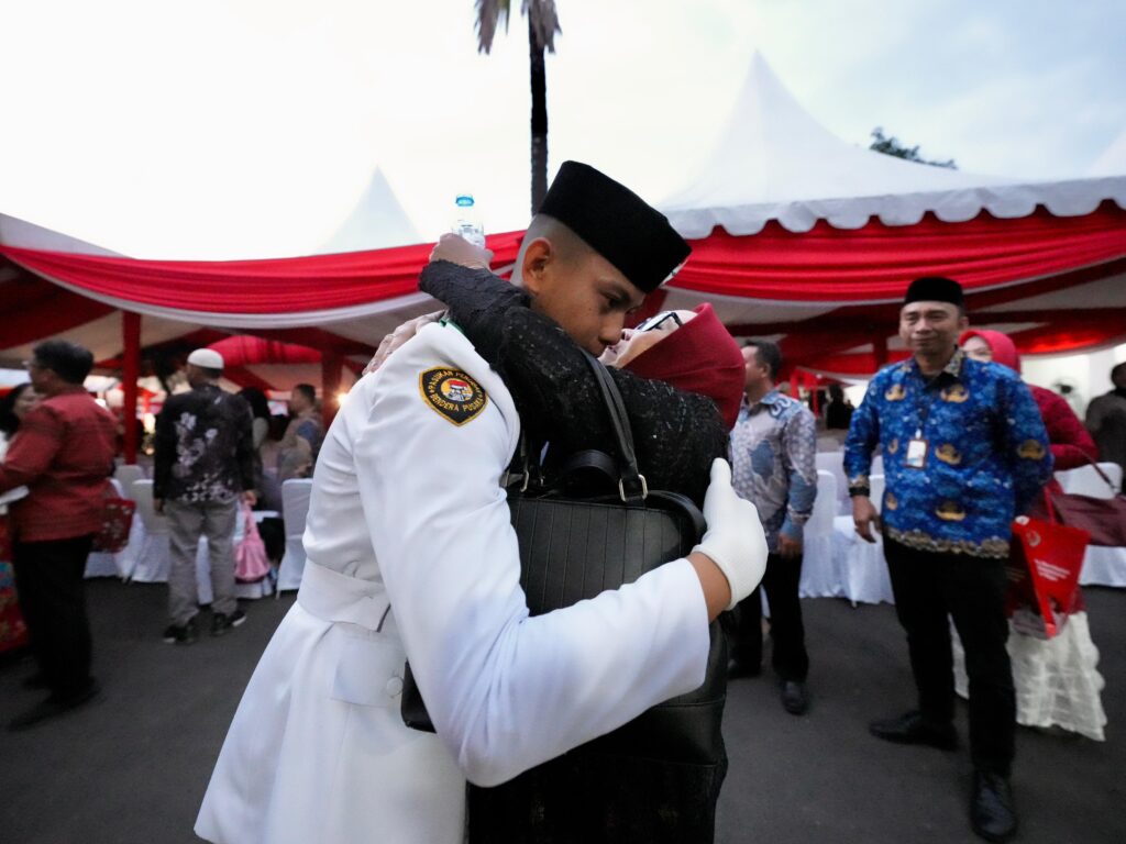 Haru Orang Tua Paskibraka Sulsel di Upacara Penurunan Bendera Rujab Gubernur