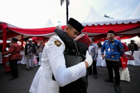 Haru Orang Tua Paskibraka Sulsel di Upacara Penurunan Bendera Rujab Gubernur