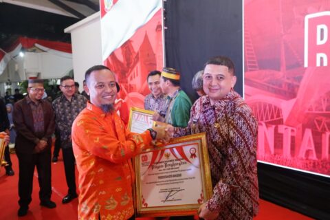 Pemkot Makassar Raih Penghargaan Tingkat Kemiskinan Terendah