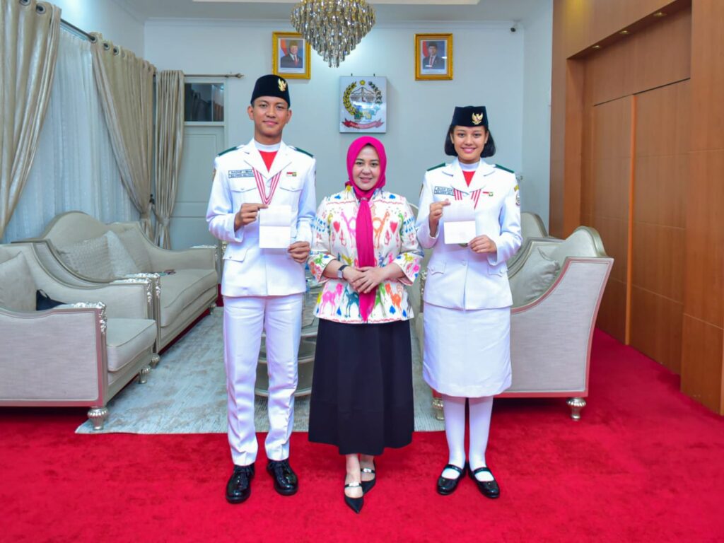 Aliah Sakira dan Nadhif Infanteri Ibha, dua pelajar asal Sulsel yang terpilih sebagai Paskibraka Nasional 2025, menerima tabungan pendidikan dari Wakil Gubernur Sulsel Fatmawati Rusdi.