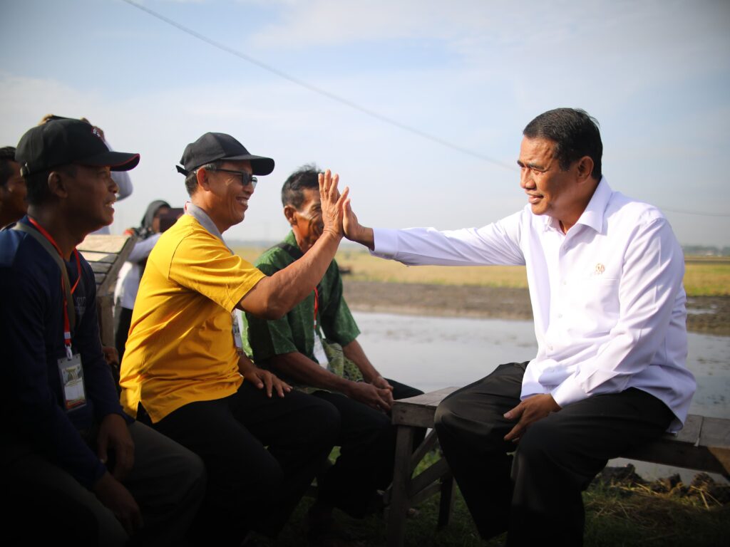 Mentan Amran membenahi ekosistem perberasan demi kesejahteraan petani, stabilitas harga, dan keuntungan pedagang. Serapan gabah Bulog melonjak, stok beras pemerintah tembus rekor 57 tahun, dan harga mulai turun di 15 provinsi.