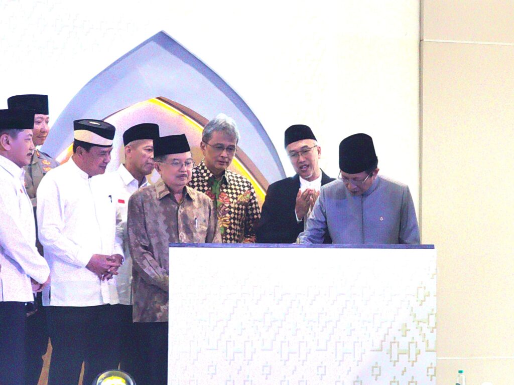 Ketua DMI Jusuf Kalla meresmikan Masjid Baitul Mukhtar di Tangerang, Jumat, 29 Agustus 2025. Ia menekankan bahwa masjid harus berfungsi lebih dari sekadar tempat ibadah, melainkan sebagai pusat kegiatan sosial dan pendidikan untuk kemajuan bersama.