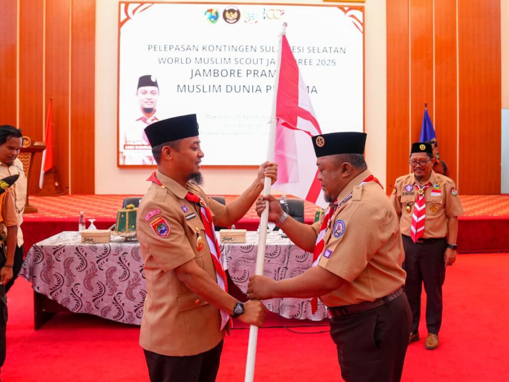 Gubernur Sulsel Andi Sudirman Sulaiman melepas 460 Pramuka Sulsel mengikuti World Muslim Scout Jamboree 2025 di Aula Asta Cita, Makassar, Jumat (29/8/2025).
