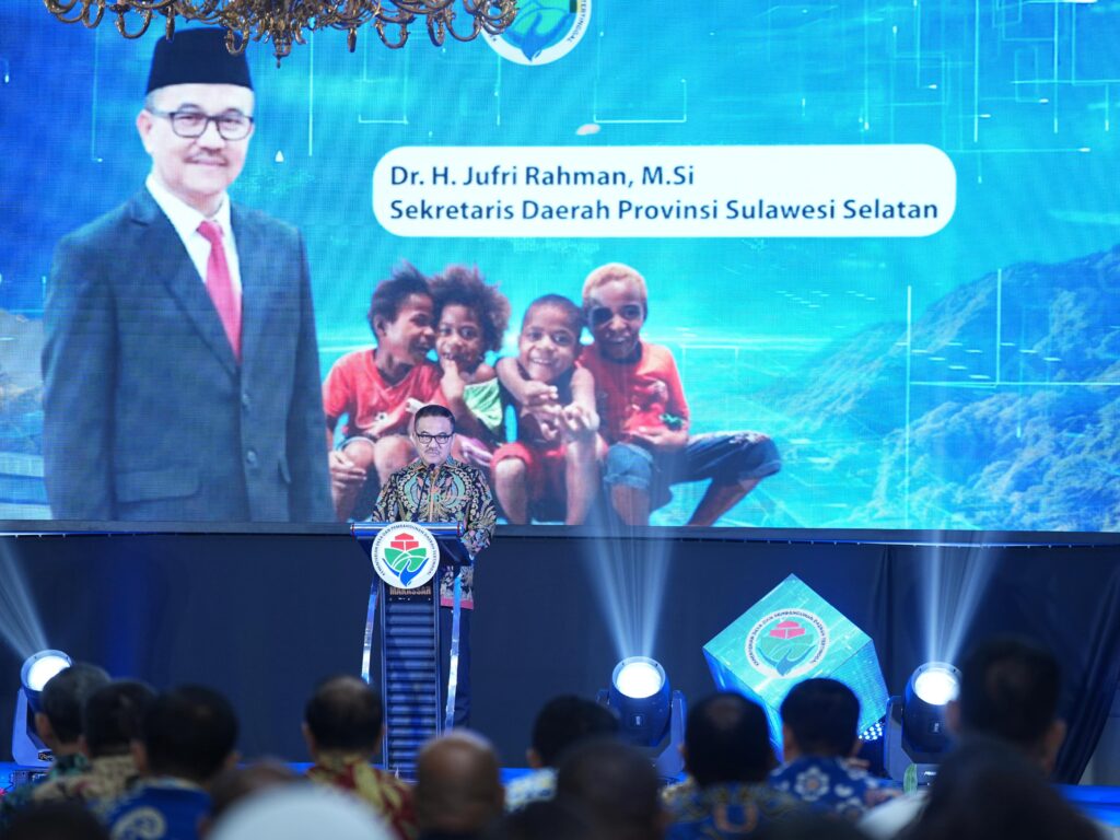 Sekda Sulsel Jufri Rahman dampingi Sekjen Kemendes PDT Taufik Madjid saat Workshop Nasional TEKAD 2025 di Makassar, Jumat (29/8/2025).