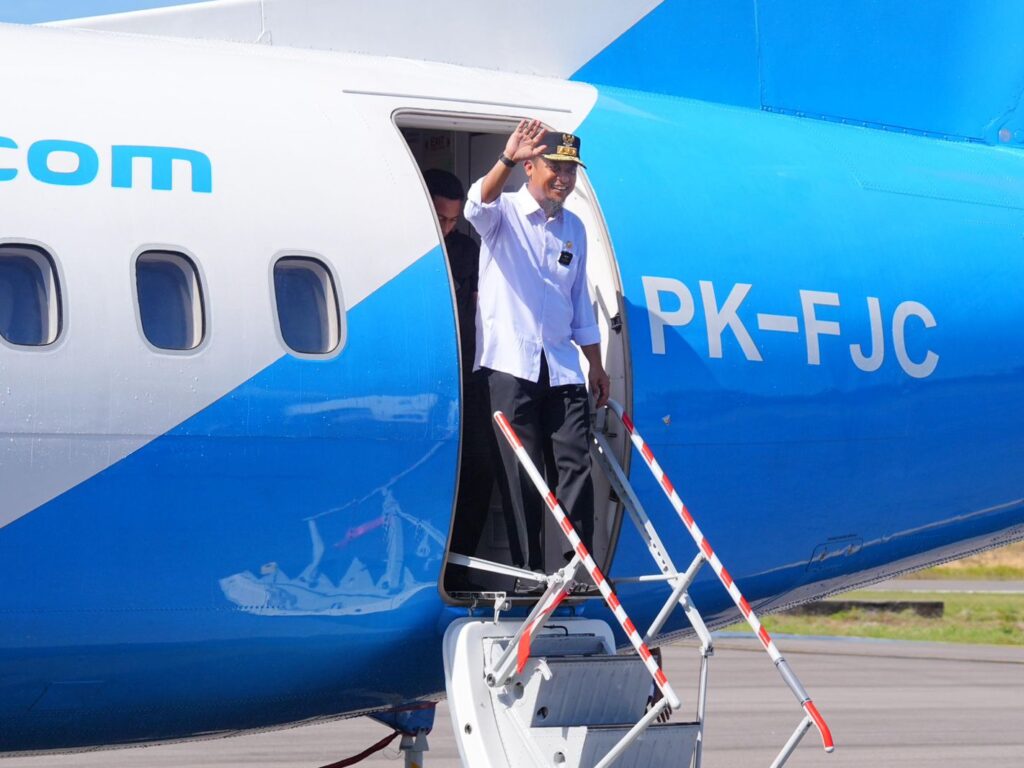 Gubernur Sulsel Andi Sudirman Sulaiman meresmikan penerbangan perdana Makassar–Bone bersama Fly Jaya Airlines di Bandara Sultan Hasanuddin pada Sabtu, 13 September 2025.
