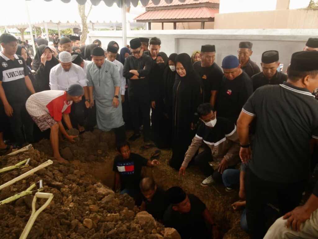 Ribuan pelayat menghadiri pemakaman Hj. Maimunah, ibunda Wakil Gubernur Sulsel Fatmawati Rusdi, di Masjid Pesantren Muammar Gandi, Sidrap, Jumat (26/9/2025).