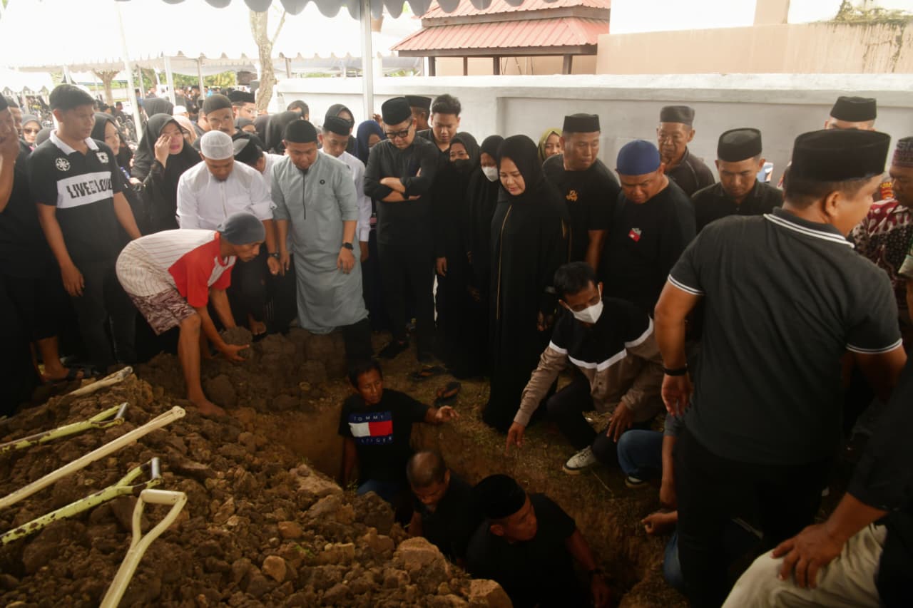 Ribuan pelayat menghadiri pemakaman Hj. Maimunah, ibunda Wakil Gubernur Sulsel Fatmawati Rusdi, di Masjid Pesantren Muammar Gandi, Sidrap, Jumat (26/9/2025).