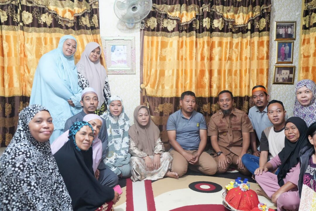 Gubernur Sulsel Andi Sudirman Sulaiman mengunjungi rumah duka almarhum Abay di Makassar, Selasa (2/9/2025), untuk menyampaikan belasungkawa dan menyerahkan bantuan.