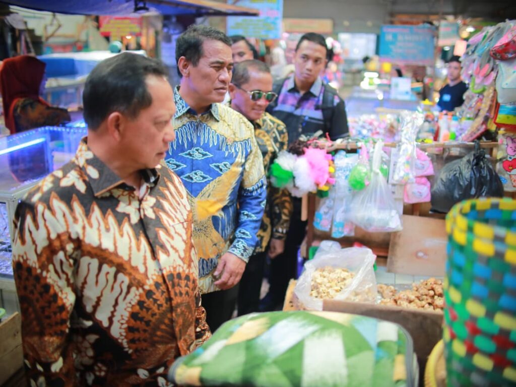 Mentan Amran bersama Mendagri meninjau harga pangan di Pasar Palembang Jaya pada 5 September 2025 untuk memastikan stabilitas, hasilnya inflasi nasional turun dan stok beras melimpah.